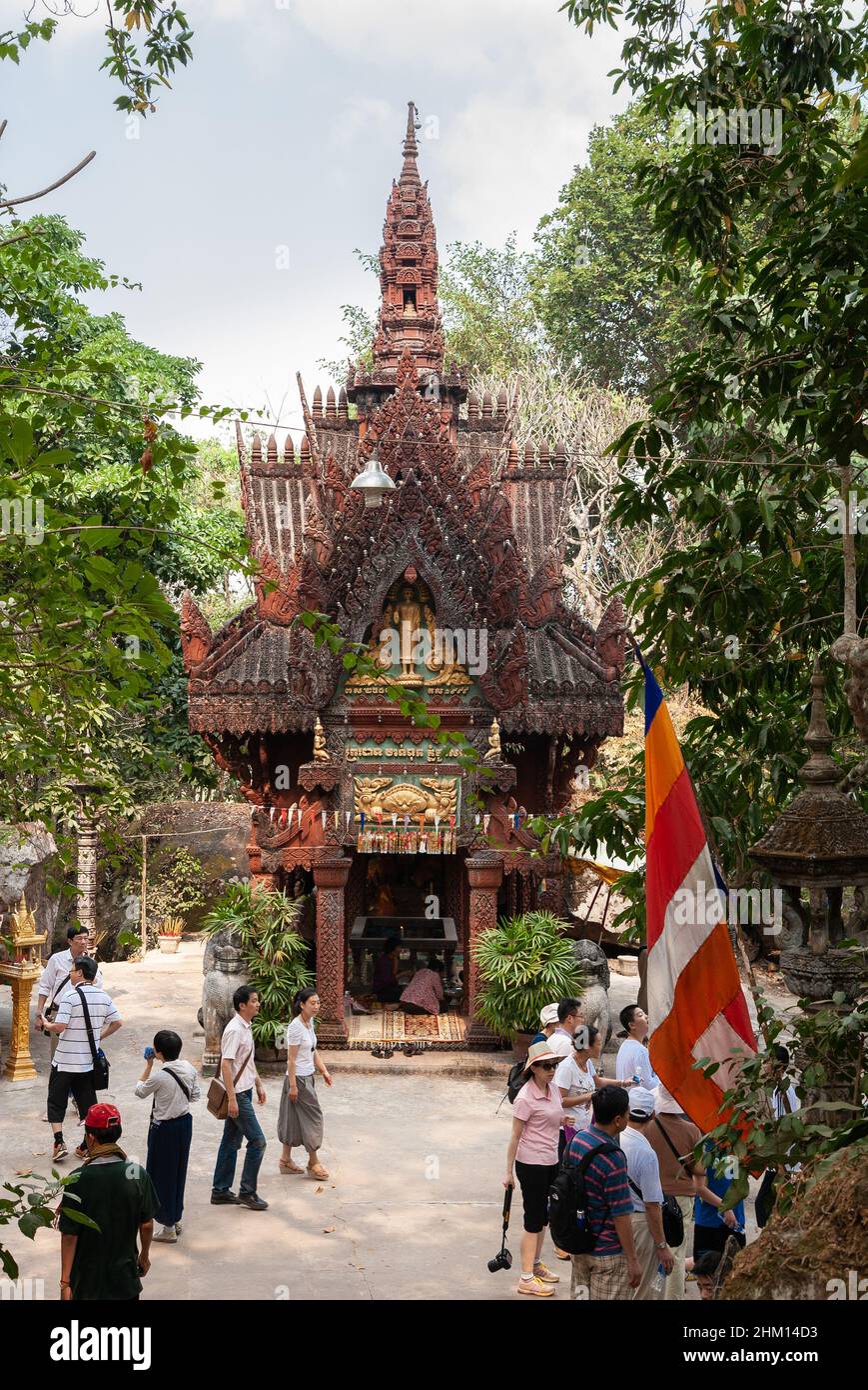 Phnom Kulen, Kambodscha - Februar 2013: Wunderschöne Pagode im Wat Preah Ang Thom Tempel. Eine Gruppe chinesischer Touristen auf einer Tour durch einen kambodschanischen Tempel Stockfoto