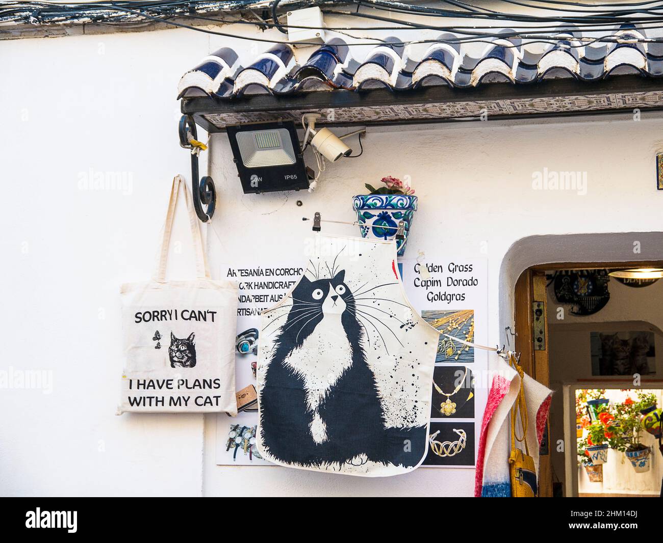 Shoppen Sie, wo die Wünsche einer Katze an erster Stelle stehen in Nerja in Südspanien Stockfoto Shoppen Sie, wo die Wünsche einer Katze an erster Stelle stehen in Nerja in Südspanien Stockfoto