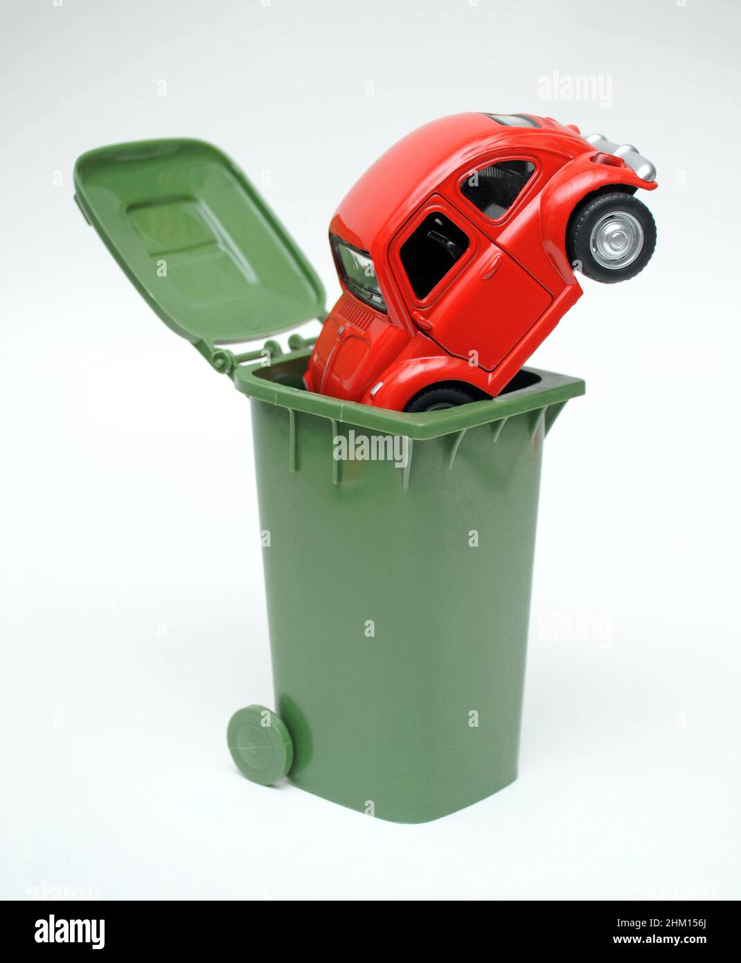 MODELLAUTO IN RECYCLING BIN RE ELEKTROAUTOS EV EV'S DIESEL BENZIN FAHRZEUGE VERSCHROTTUNG SCHEMA DER UMWELT ETC UK Stockfoto