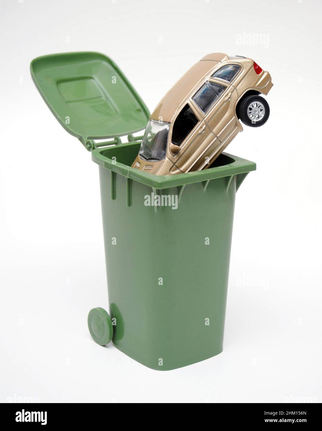 MODELLAUTO IN RECYCLING BIN RE ELEKTROAUTOS EV EV'S DIESEL BENZIN FAHRZEUGE VERSCHROTTUNG SCHEMA DER UMWELT ETC UK Stockfoto