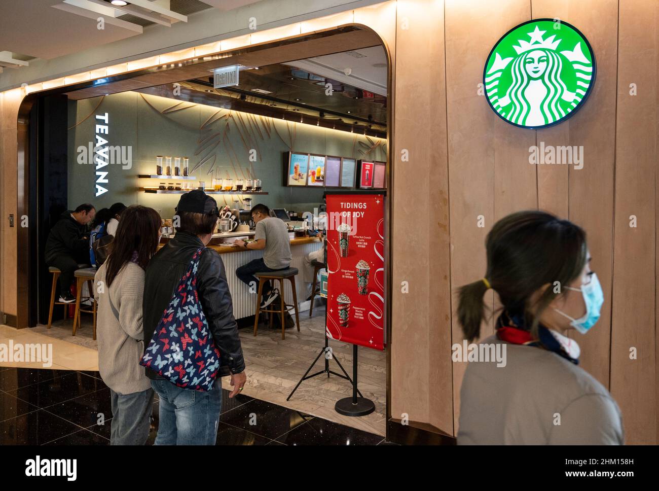 Hongkong, China. 06th. Februar 2022. Gäste werden in der amerikanischen multinationalen Kette Starbucks Coffee Store in Hongkong gesehen. (Foto von Budrul Chukrut/SOPA Images/Sipa USA) Quelle: SIPA USA/Alamy Live News Stockfoto