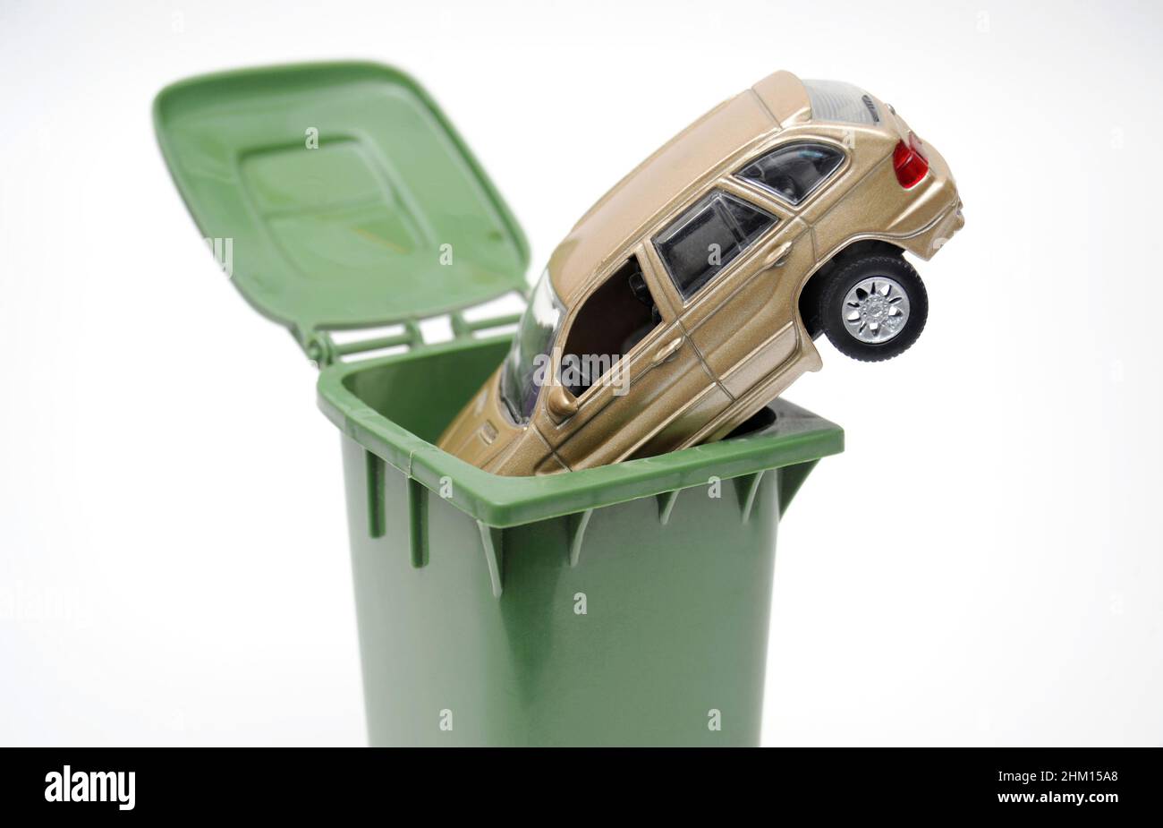 MODELLAUTO IN RECYCLING BIN RE ELEKTROAUTOS EV EV'S DIESEL BENZIN FAHRZEUGE VERSCHROTTUNG SCHEMA DER UMWELT ETC UK Stockfoto