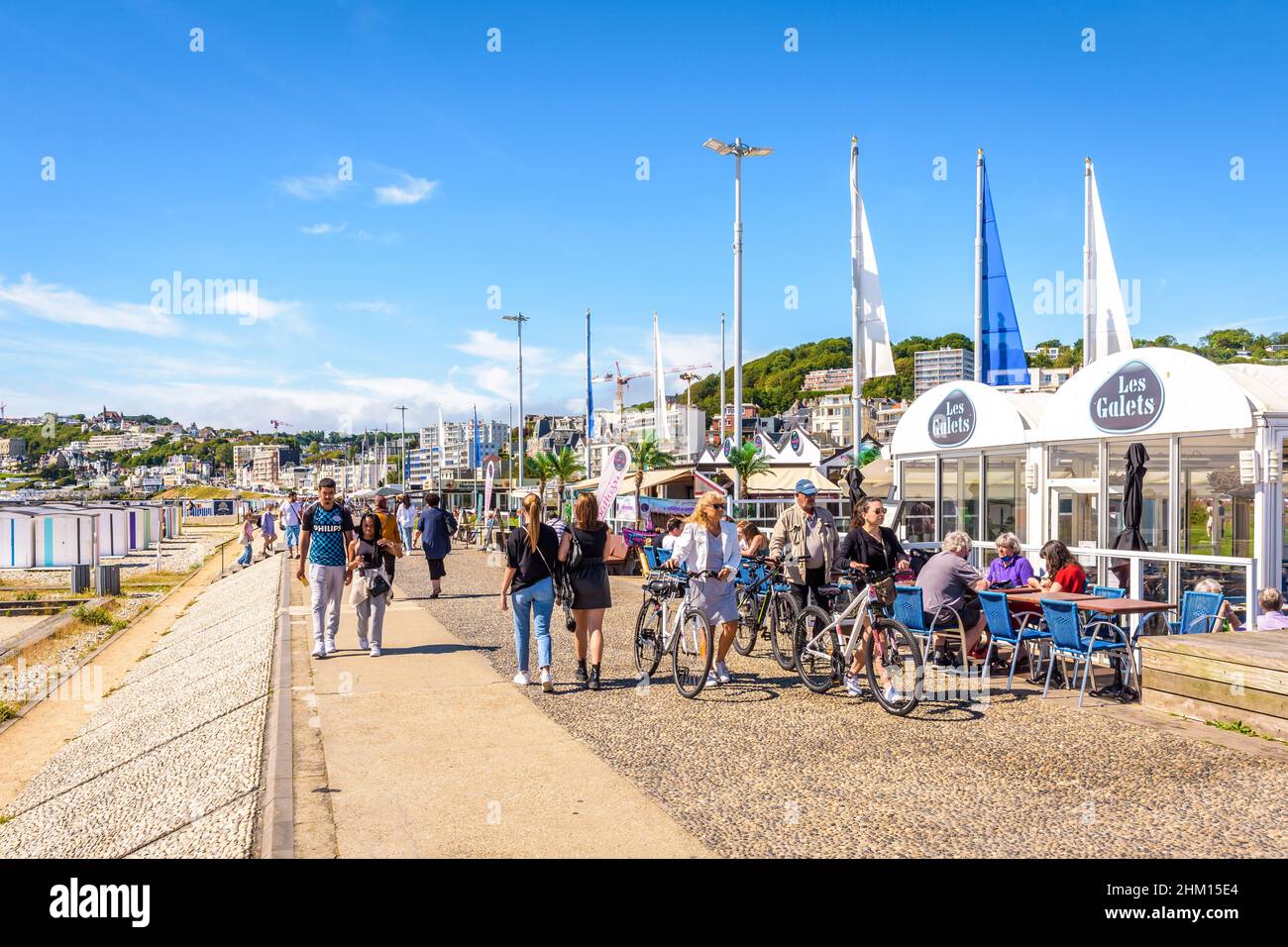 Menschen, die entlang des Strandwegs in Le Havre, Frankreich, spazieren. Stockfoto