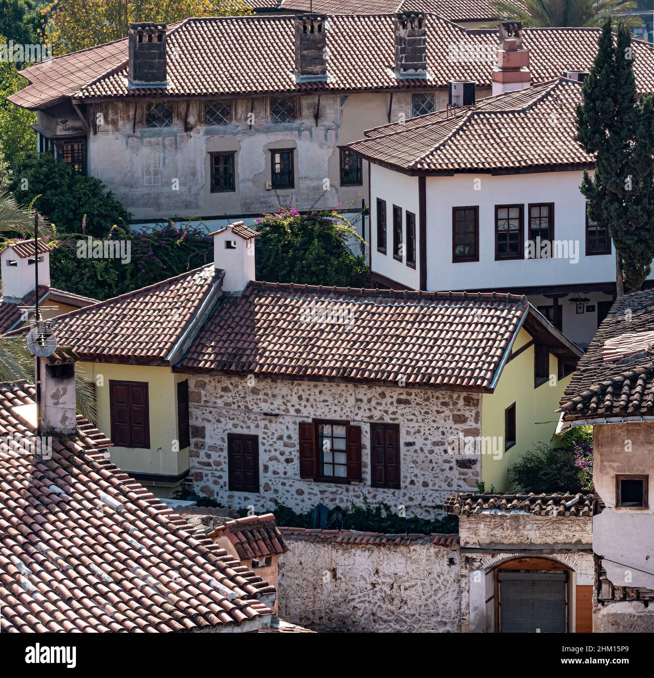Draufsicht auf die Ziegeldächer antiker Häuser im historischen Zentrum von Antalya, Türkei Stockfoto