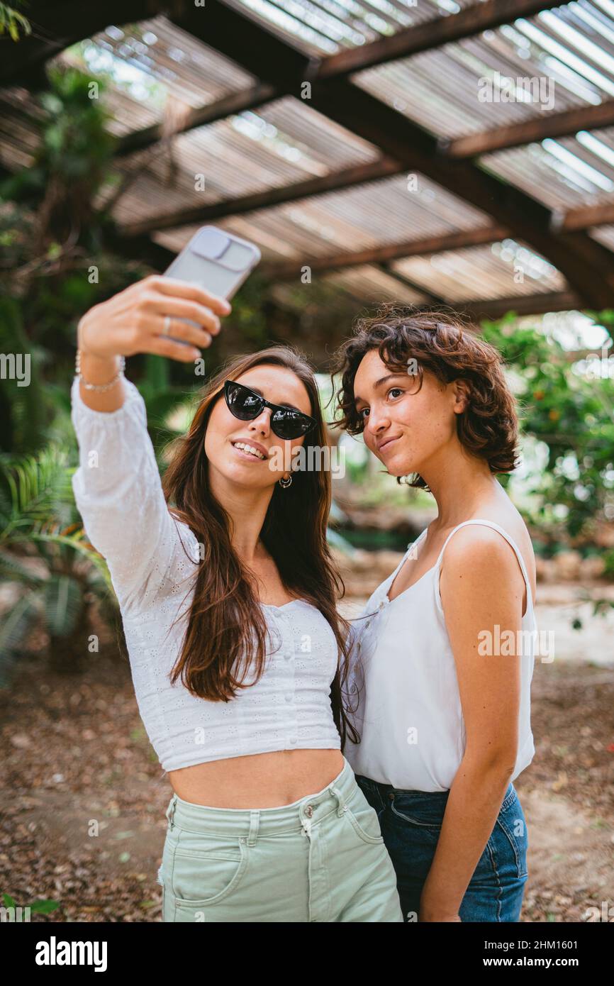 Zwei junge Teenager-Mädchen, die ein Selfie machen, um es in den sozialen Medien zu teilen. Sie haben Spaß im Park. Stockfoto