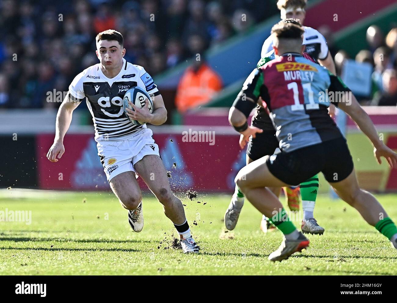 Twickenham, Großbritannien. 06th. Februar 2022. Premiership Rugby. Harlekine V Sale Sharks. Der Stoop. Twickenham. Raffi Quirke (Sale Sharks) macht beim Rugby-Spiel Harlequins V Sale Sharks Gallagher Premiership eine Pause. Kredit: Sport In Bildern/Alamy Live Nachrichten Stockfoto