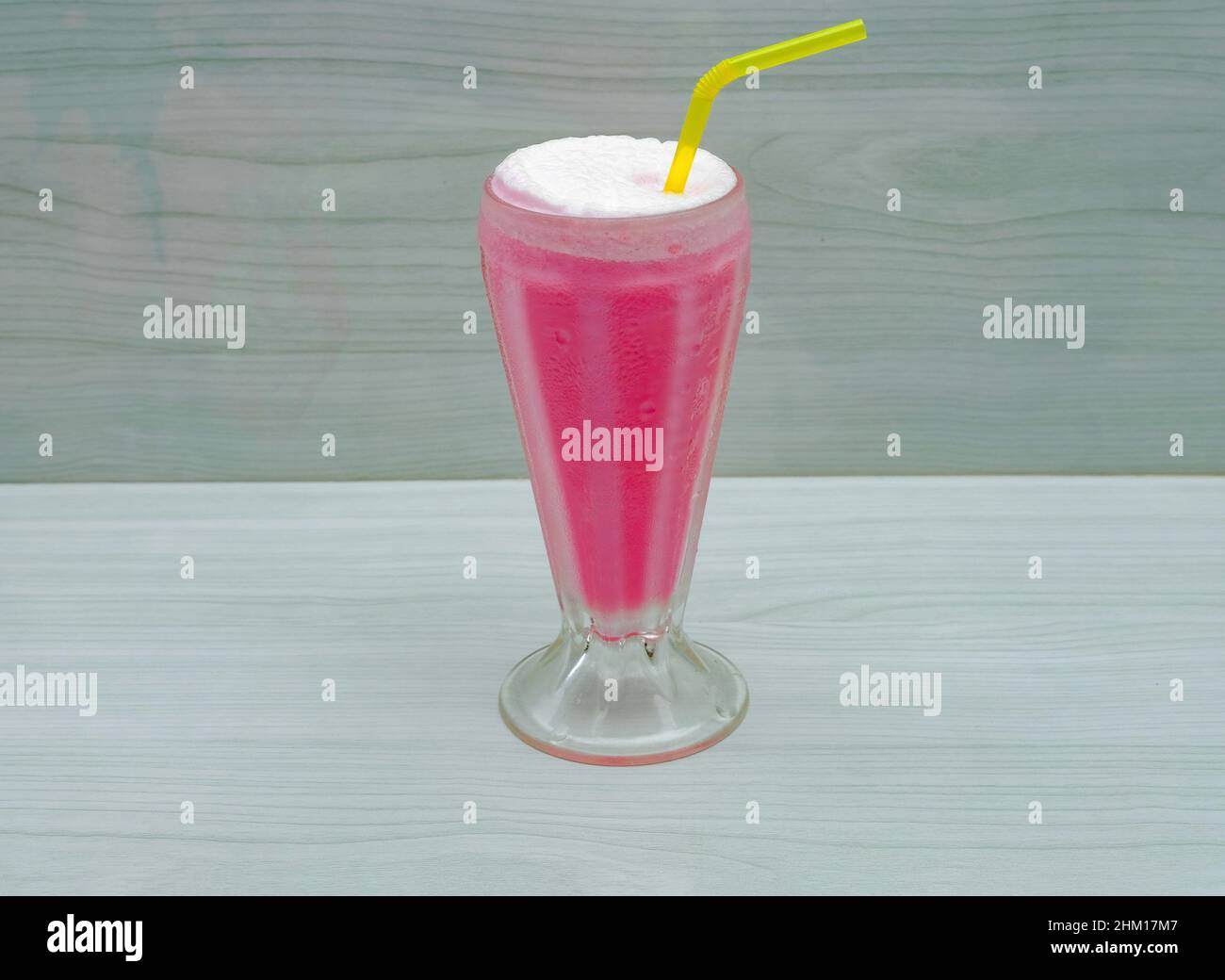Köstliches Erdbeermilch-Shake-Glas auf grauem Hintergrund gesundes Sommergetränk Stockfoto