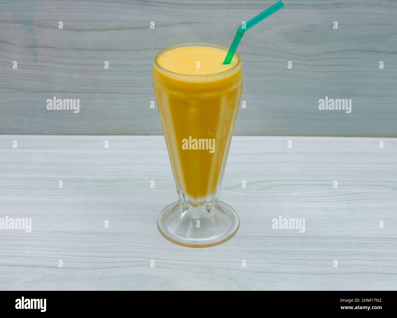 Mango Lassi in Glas auf grauem Hintergrund Draufsicht Stockfoto