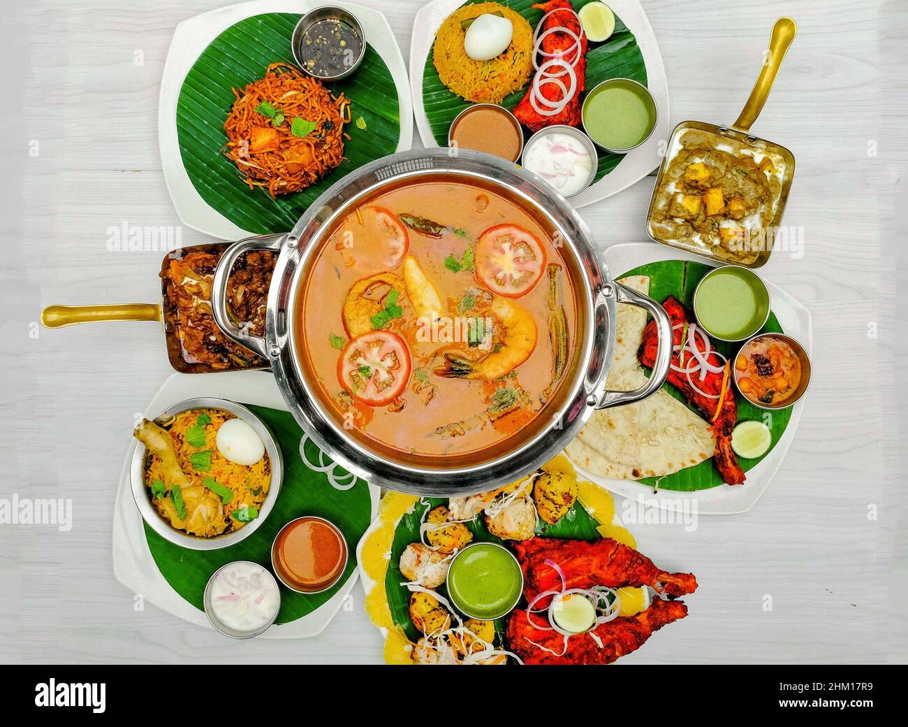 Traditionelle indische Küche Tisch Set Fisch-Cuury, Huhn Briyani, Palak Paneer, Platte Kebab, Kadai Hammel, tandoori Huhn Briyani, Knoblauch Naan Set Stockfoto