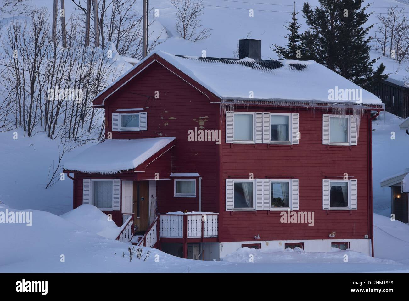 Der freistehende 50 Meter hohe Glockenturm der Molde-Kathedrale, seine kupferverkleidete Pyramide, glitzert in der späten Nachmittagswintersonne, Norwegen, Europa. Stockfoto
