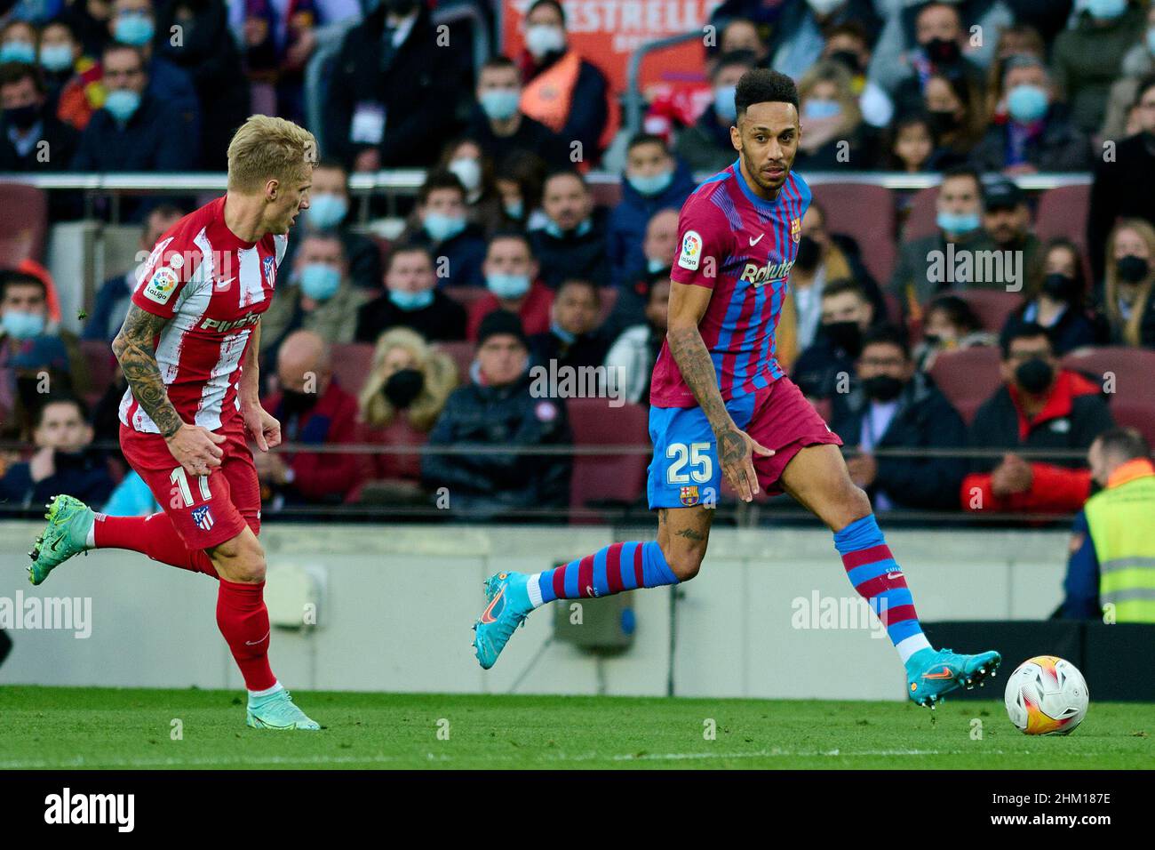 Barcelona, Spanien. Camp Nou, Barcelona, Spanien. 06th. Februar 2022. Männer: La Liga Santander, Futbol Club Barcelona gegen Club Atletico de Madrid; Aubameyang vom FC Barcelona gegen Wass von Atletico de Madrid Kredit: Action Plus Sports/Alamy Live News Kredit: Action Plus Sports Images/Alamy Live News Stockfoto