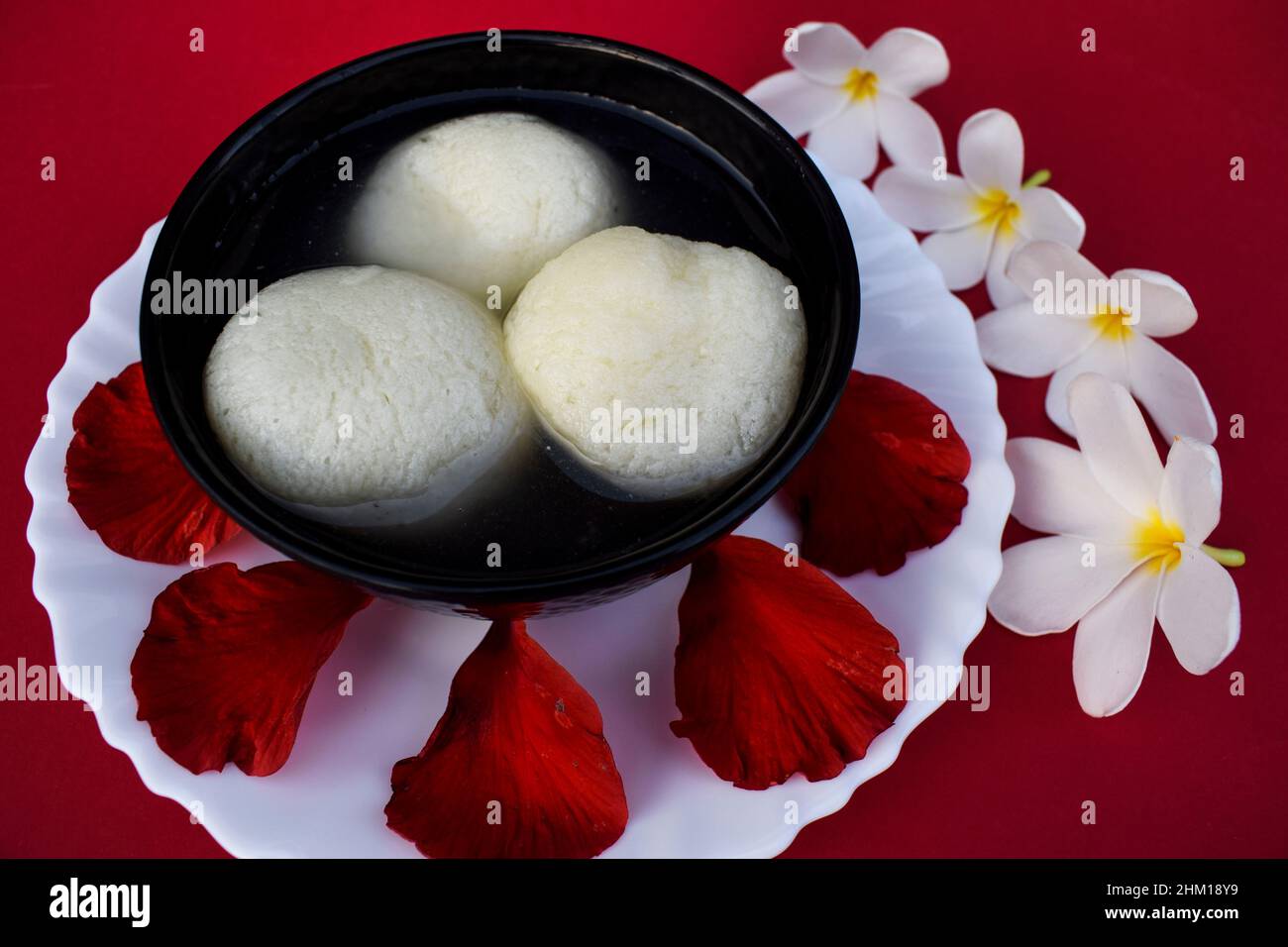 Traditionelle beliebte indische süße Gericht große Größe Rasgulla oder rosogula, Bengali sirupy Dessert Süßigkeiten. Stockfoto