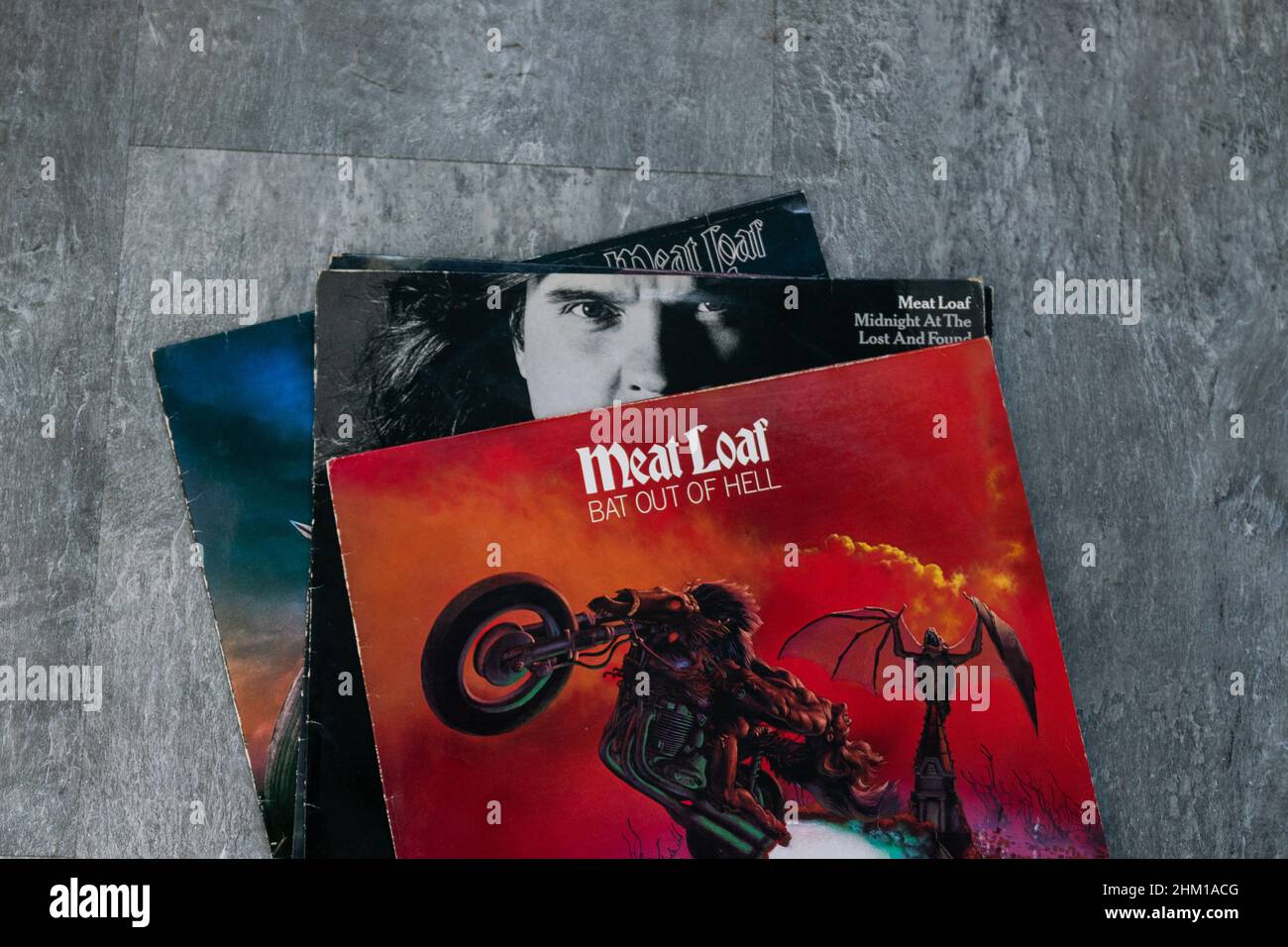 Hull, UK - 6. Feb 2022: Meatloaf Vinyl Album Cover. Meat Loaf ist ein weltberühmter amerikanischer Sänger und Schauspieler, der für Hits wie bat Out of Hell bekannt ist. Vinyl Stockfoto