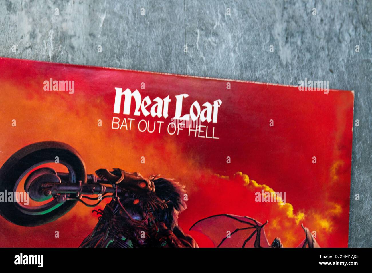 Hull, UK - 6. Feb 2022: Meatloaf Vinyl Album Cover. Meat Loaf ist ein weltberühmter amerikanischer Sänger und Schauspieler, der für Hits wie bat Out of Hell bekannt ist. Vinyl Stockfoto