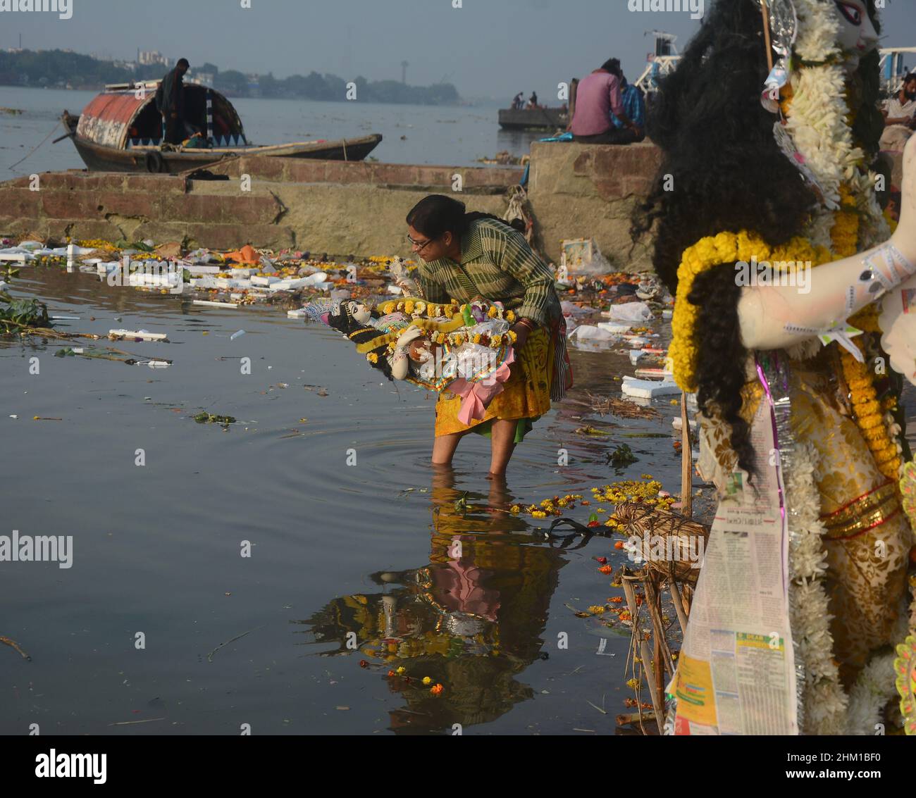 Kalkutta, Indien. 06th. Februar 2022. Eintauchen des Idols von Sanaswati in den Fluss des Ganges. Viele Menschen, darunter auch Frauen, kamen, um dieses hinduistische Ritual zu feiern. Vasant Panchami, auch als „Salaswati Puja“ zu Ehren der Hindu-Göttin „Salaswati“ bezeichnet, ist ein Fest, das die Vorbereitung auf den Frühling markiert. Das Festival wird von Menschen der Dharmischen Religionen auf dem indischen Subkontinent und in Nepal je nach Region auf unterschiedliche Weise gefeiert. (Foto von Rahul Sadhukhan/Pacific Press) Quelle: Pacific Press Media Production Corp./Alamy Live News Stockfoto