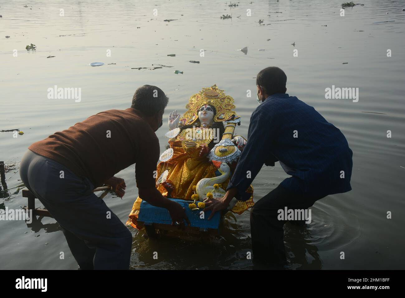 Kalkutta, Indien. 06th. Februar 2022. Eintauchen des Idols von Sanaswati in den Fluss des Ganges. Viele Menschen, darunter auch Frauen, kamen, um dieses hinduistische Ritual zu feiern. Vasant Panchami, auch als „Salaswati Puja“ zu Ehren der Hindu-Göttin „Salaswati“ bezeichnet, ist ein Fest, das die Vorbereitung auf den Frühling markiert. Das Festival wird von Menschen der Dharmischen Religionen auf dem indischen Subkontinent und in Nepal je nach Region auf unterschiedliche Weise gefeiert. (Foto von Rahul Sadhukhan/Pacific Press) Quelle: Pacific Press Media Production Corp./Alamy Live News Stockfoto