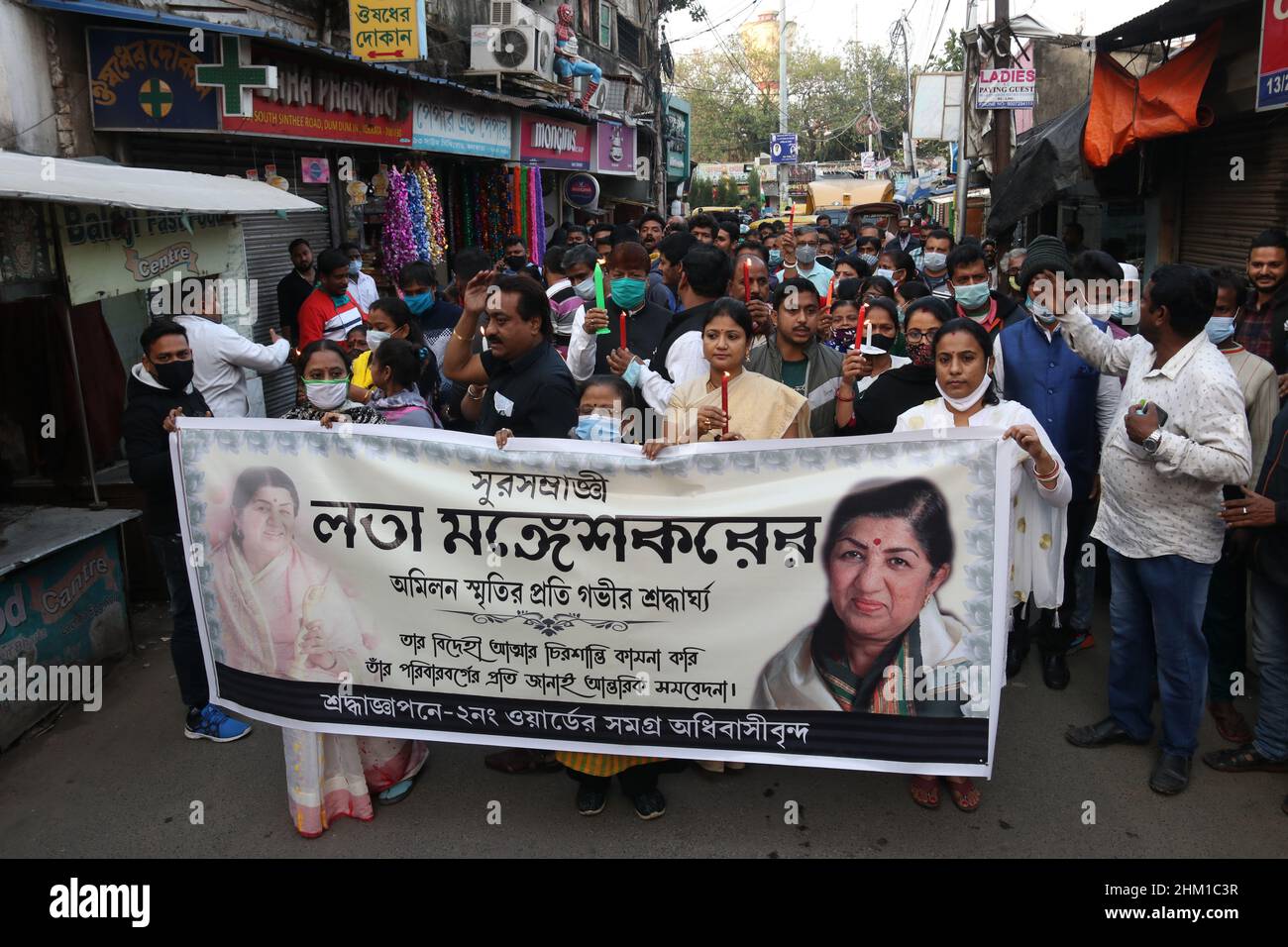 Kalkutta, Westbengalen, Indien. 6th. Februar 2022. Fans halten ein Fotoposter von Lata Mangeska und nehmen an einer stillen Kerzenlicht-Kundgebung Teil, um der Bollywood-Sängerin in Kalkutta zu Tribut zu zollen, nachdem sie im Alter von 92 Jahren gestorben war. (Bild: © Dipa Chakraborty/Pacific Press via ZUMA Press Wire) Bild: ZUMA Press, Inc./Alamy Live News Stockfoto