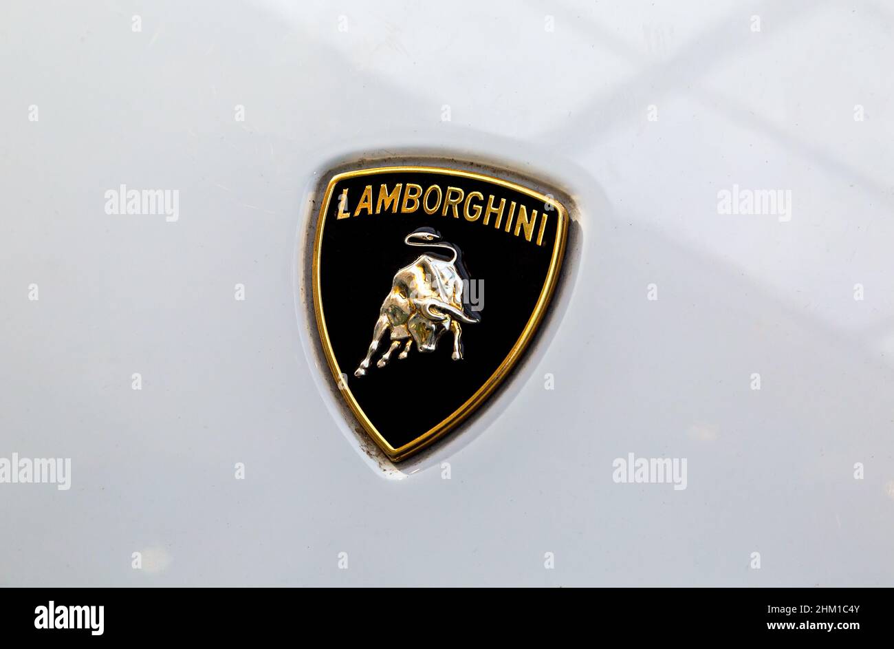 Samara, Russland - 23. März 2019: Lamborghini Logo closeup ist ein berühmtes teures Automobil-Markenauto Stockfoto