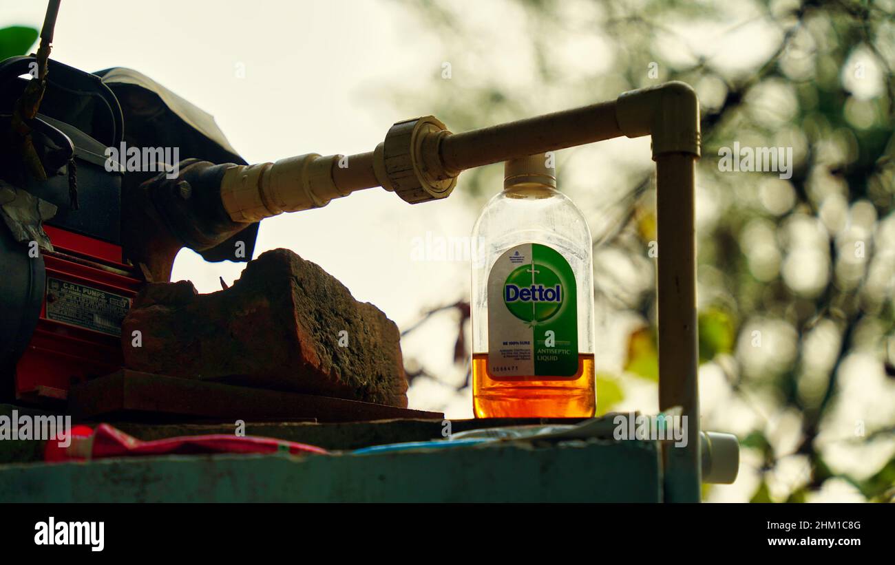 30. Januar 2022 Reengus, Rajasthan, Indien. Dettol antibakterielles Desinfektionsmittel isoliert verschwommener Hintergrund. Dettol-Flüssigkeitsflasche auf dem Badezimmerdach. Stockfoto