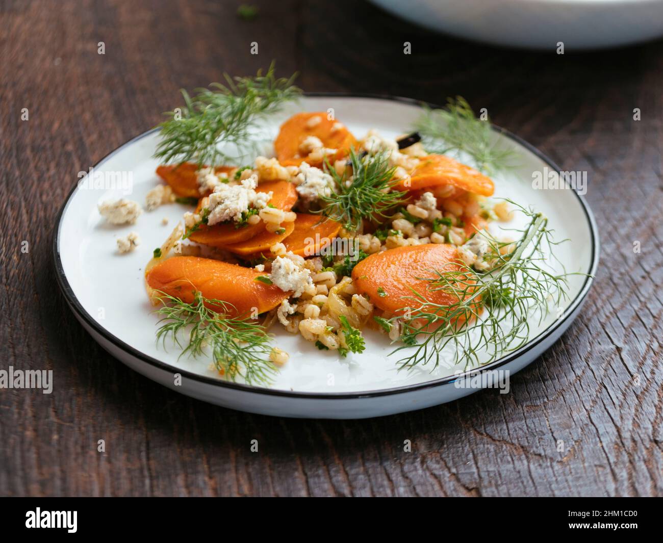 Hausgemachten gerösteten Karotten- und Gerstensalat mit veganem Feta. Stockfoto