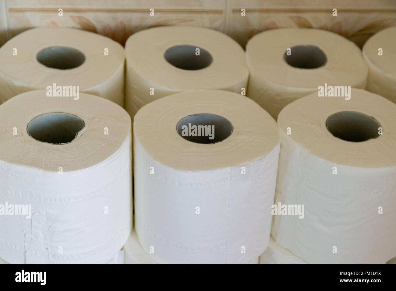 Toilettenpapiervorräte stapelten sich im heimischen Badezimmer. Panischer Kaufkonzept-Hintergrund. Verwischen Sie den flachen Fokus Stockfoto