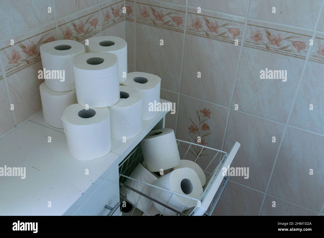 Toilettenpapiervorräte stapelten sich im heimischen Badezimmer. Panischer Kaufkonzept-Hintergrund. Stockfoto