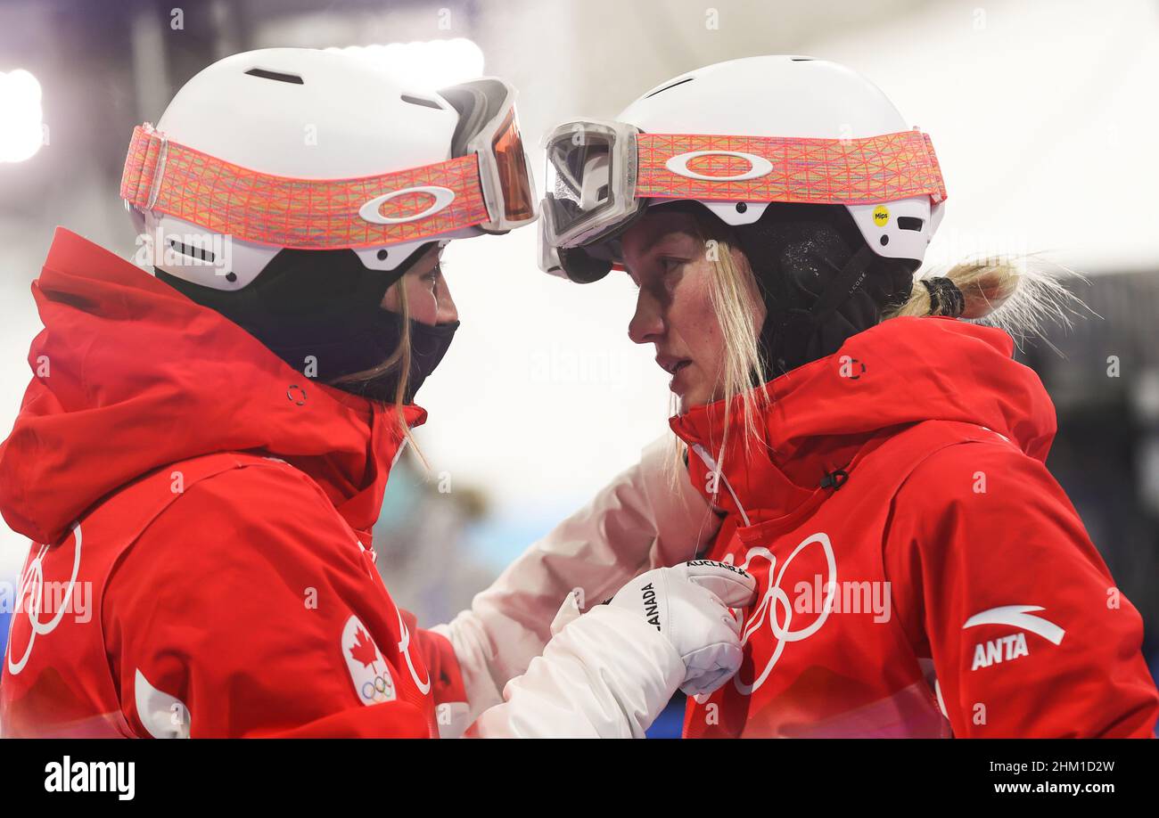 Zhangjiakou, Chinas Provinz Hebei. 6th. Februar 2022. Chloe Dufour-Lapointe (L) aus Kanada kommuniziert mit ihrer Schwester Justine Dufour-Lapointe während des Freestyle-Ski-Frauen-Moguls-Finales im Genting Snow Park in Zhangjiakou, der nordchinesischen Provinz Hebei, am 6. Februar 2022. Quelle: Wu Zhuang/Xinhua/Alamy Live News Stockfoto