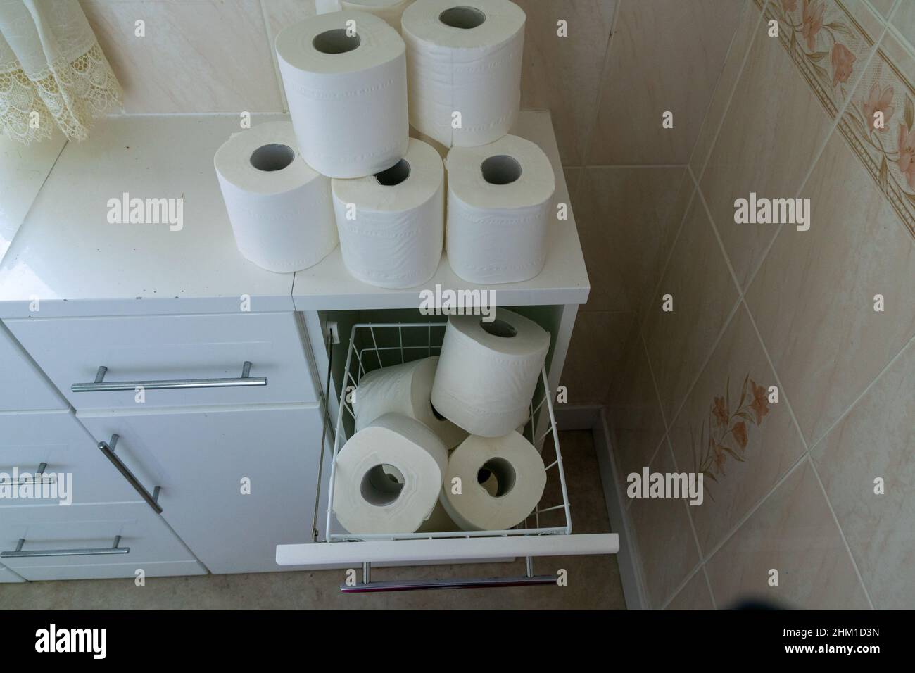 Toilettenpapiervorräte stapelten sich im heimischen Badezimmer. Panischer Kaufkonzept-Hintergrund. Stockfoto