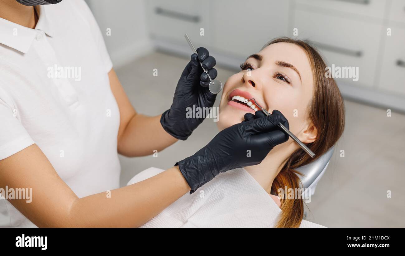 Banner für Zahnmedizin Thema. Nahaufnahme des weiblichen Lächelns mit weißen Zähnen während der medizinischen Untersuchung. Konzept der Zahnaufhellung, Behandlung, Veneers, professionelle Klinik. Foto mit freiem Kopierbereich. Stockfoto