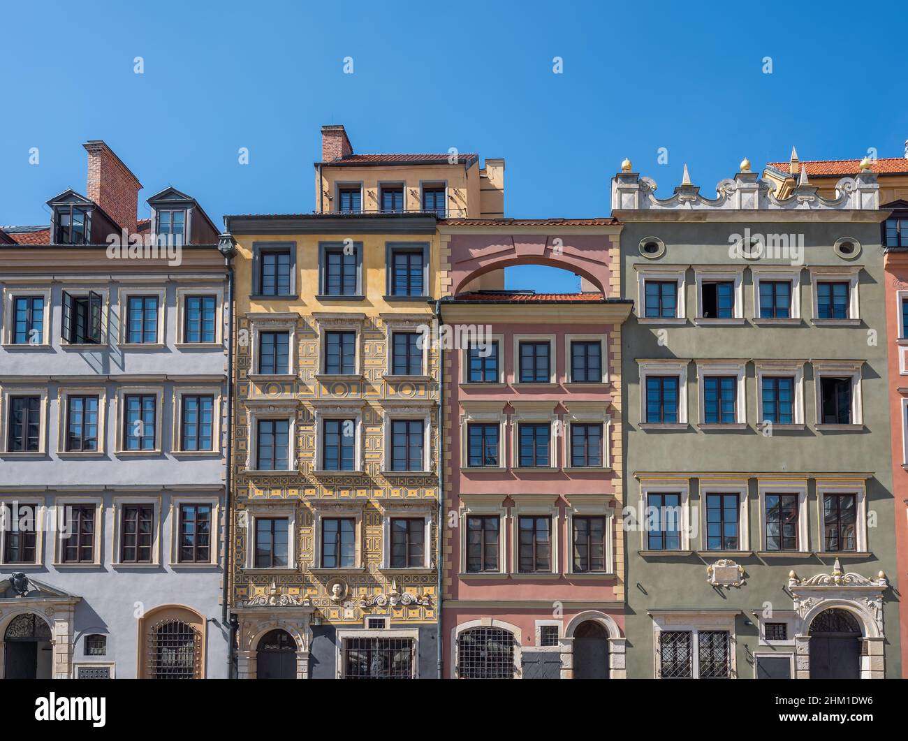 Bunte Gebäude am Marktplatz der Altstadt - Warschau, Polen Stockfoto