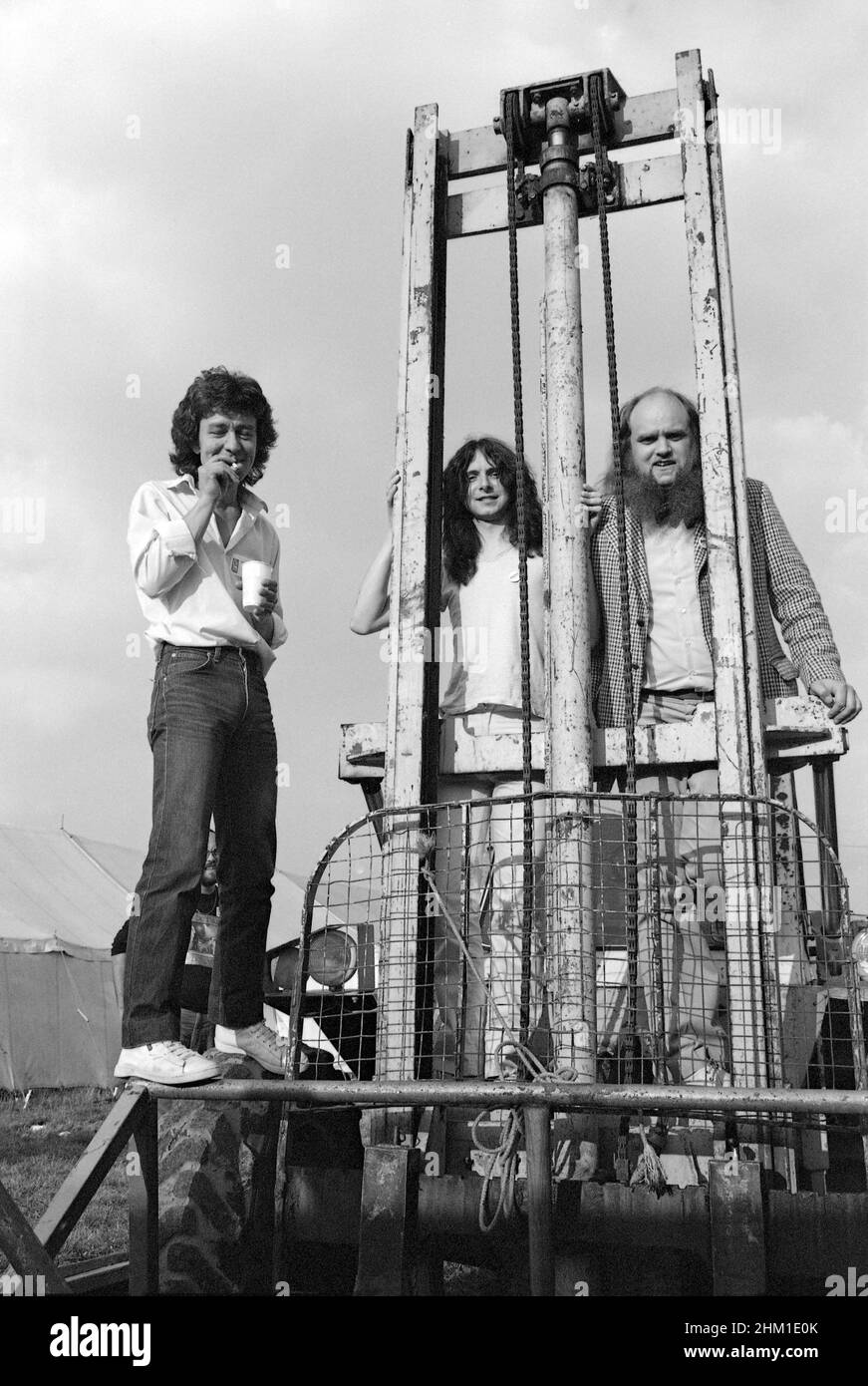 Mitglieder der Enid-Rockband Backstage beim Reading Festival 1982, England. Stockfoto