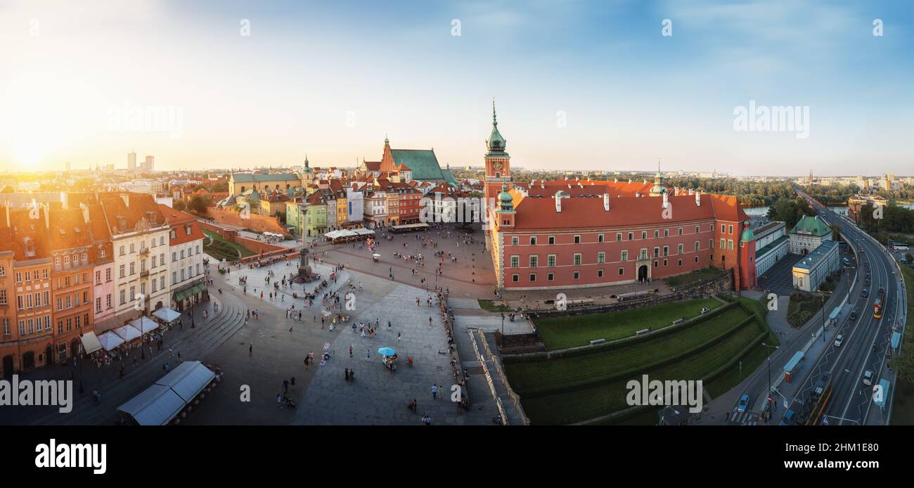 Panorama-Luftaufnahme des Schlossplatzes Warschauer Königsschloss bei Sonnenuntergang - Warschau, Polen Stockfoto