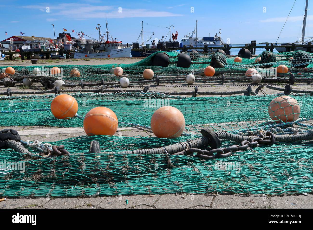 Fischernetze breiten sich aus, um im Hafen, Fehmarn, Deutschland, zu trocknen Stockfoto