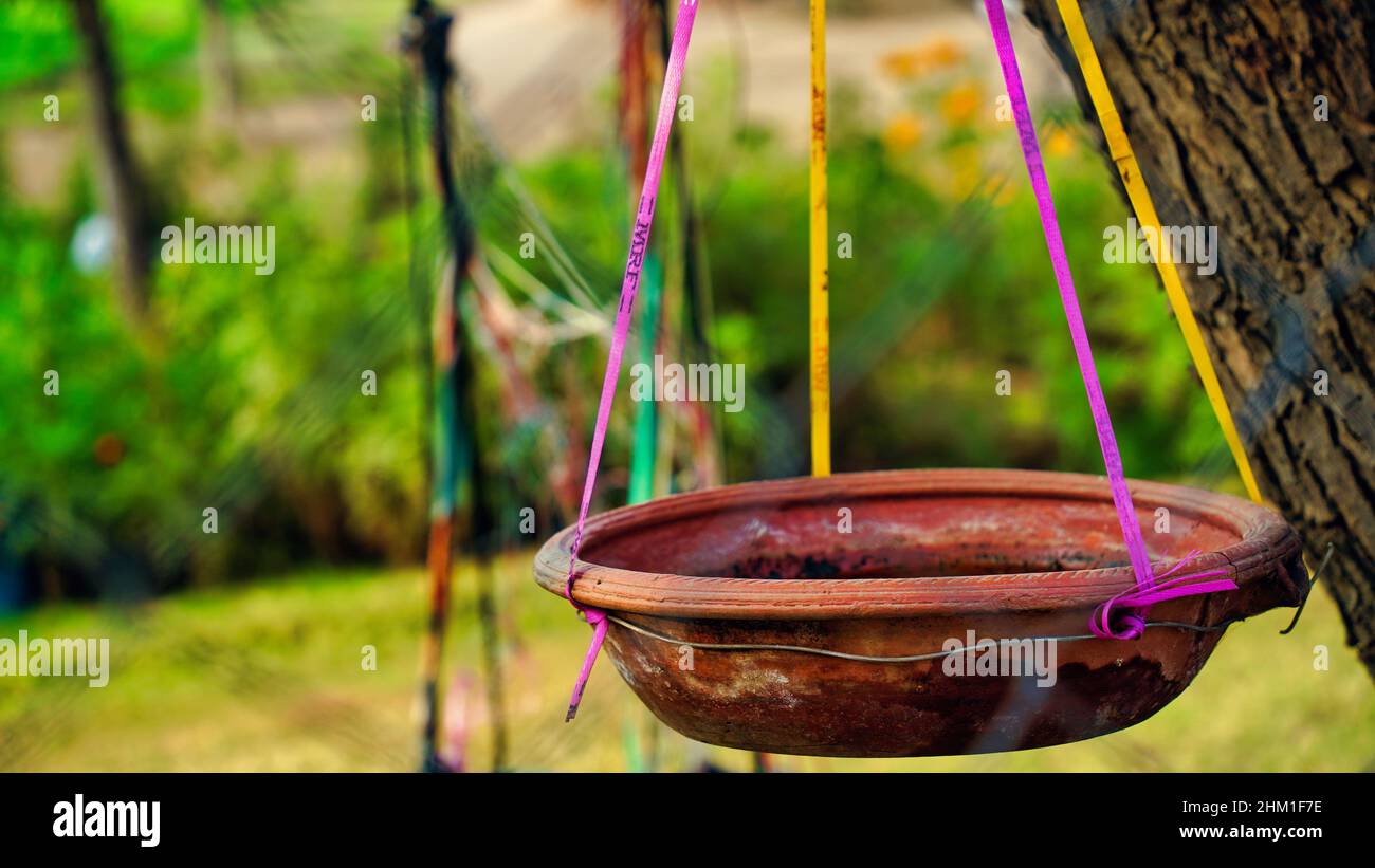 Hängender Wassertopf für Vögel. Hausgemachter Wasser Tontopf, um Wasser in der Sommersaison bei heißem Wetter zu trinken. Stockfoto