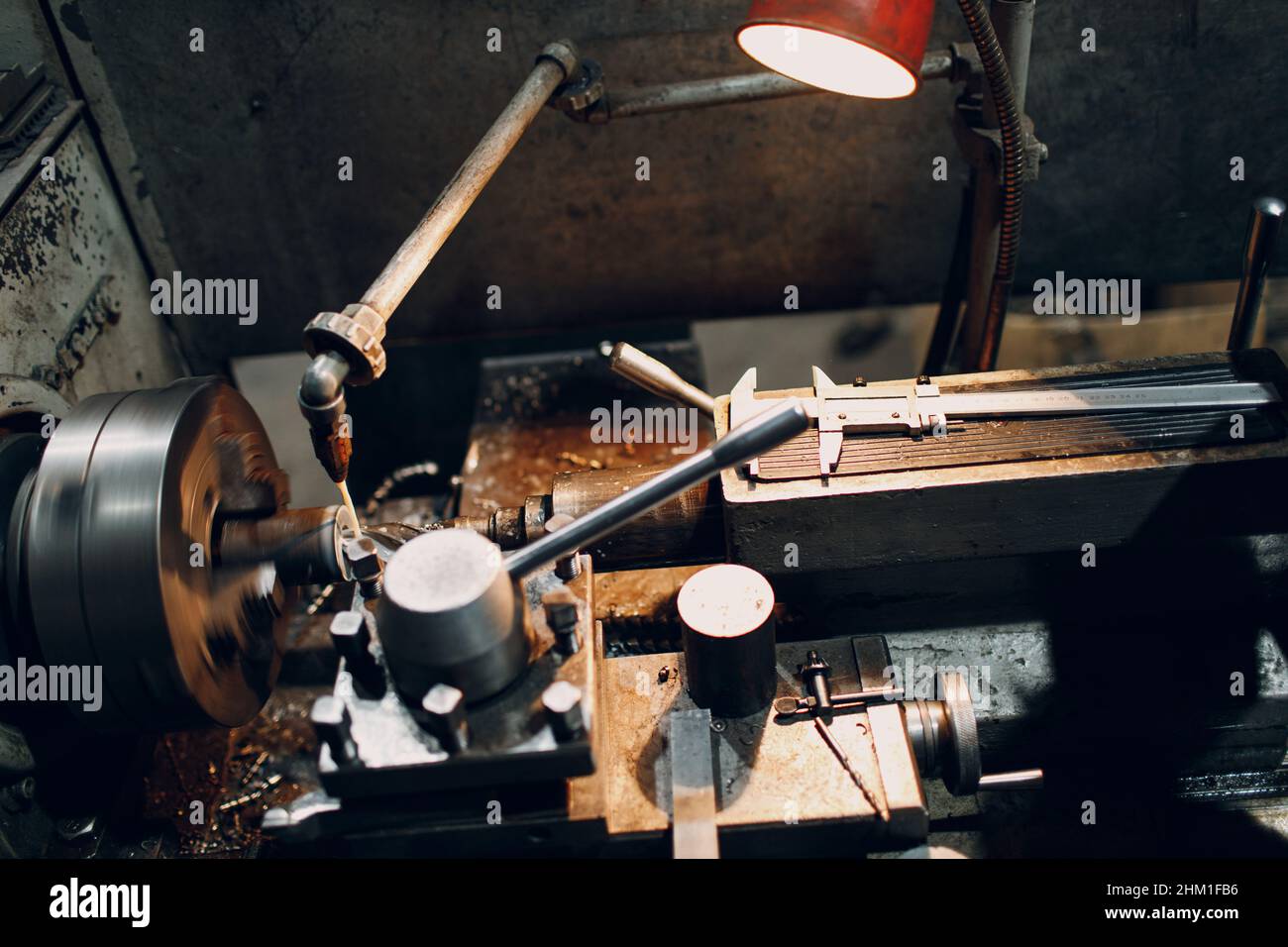 Turner-Arbeiter, der im Werk an einer alten Drehmaschine arbeitet Stockfoto