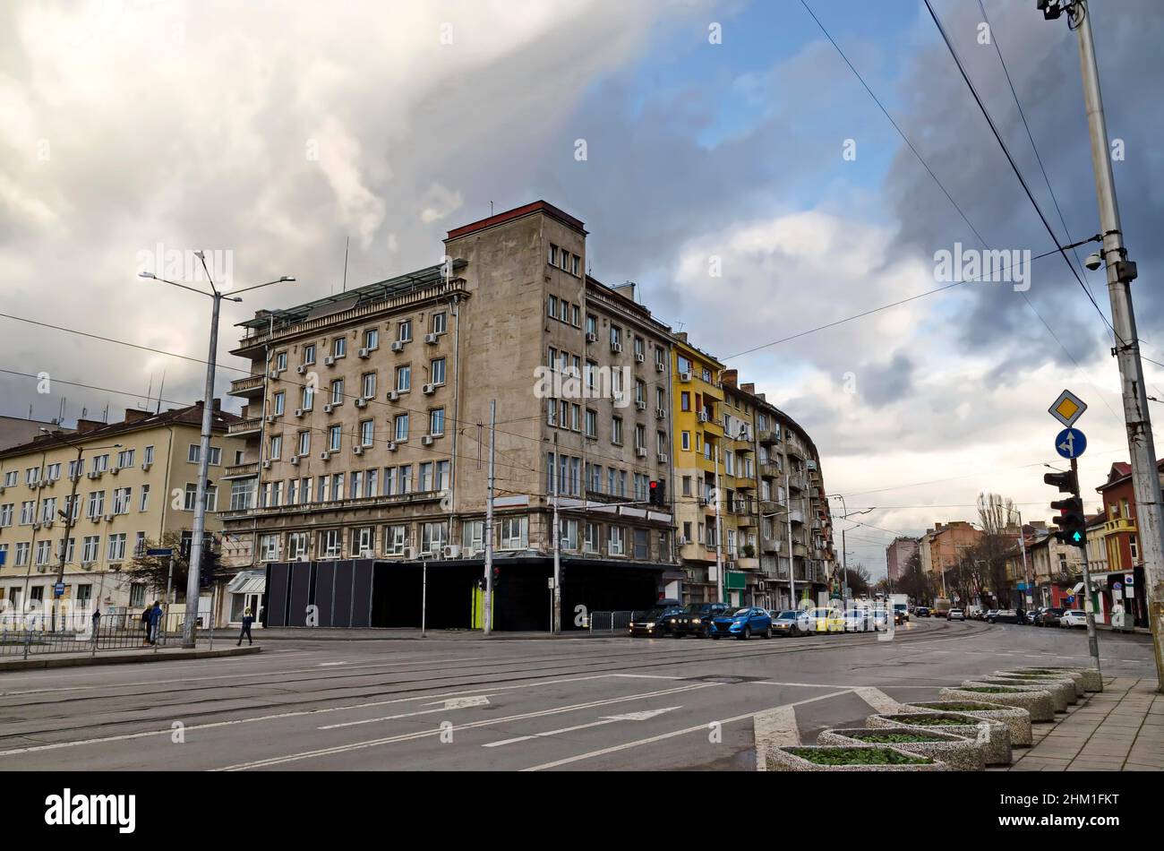 Wohnviertel mit alten Häusern aus dem XX. Jahrhundert, kleines Stadttheater und Kreuzung mit Ampeln, Sofia, Bulgarien Stockfoto