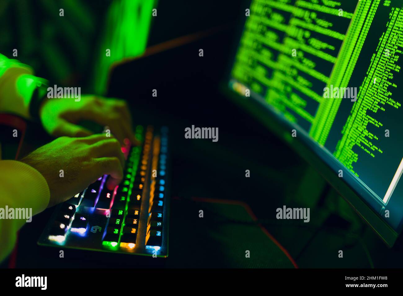 Hacker mit Computer-Malware-Software und Hacking-Binärcode grüne digitale Schnittstelle Hände Tastatur aus der Nähe Stockfoto