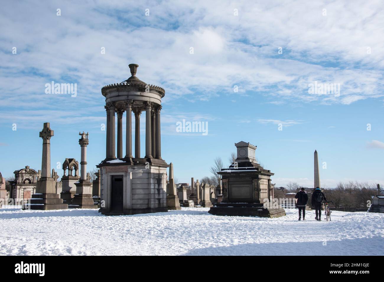 Grabsteine im Schnee bei Necropolis Cemetry, Glasgow, Schottland. Stockfoto