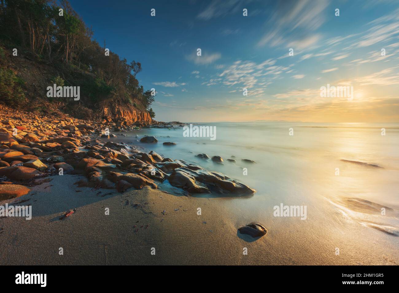 Cala Violina Strand in der Maremma bei Sonnenuntergang, Toskana. Reiseziel im Mittelmeer. Italien, Europa. Langzeitbelichtung Stockfoto