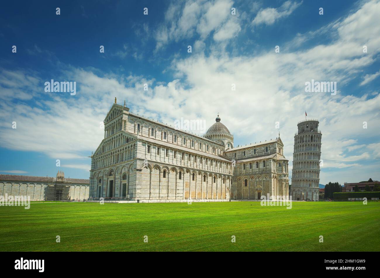 Pisa, Wunder Square anzeigen. Kathedrale Duomo und der schiefe Turm von Pisa. UNESCO-Weltkulturerbe. Toskana, Italien, Europa. Stockfoto