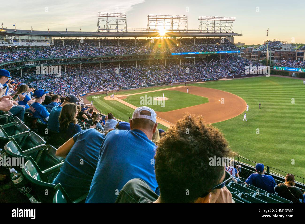 Die Menge bei einem Baseballspiel im Wrigley Field, Chicago, dem Zuhause der Chicago Cubs. Jungtiere spielen LA Dodgers. Stockfoto