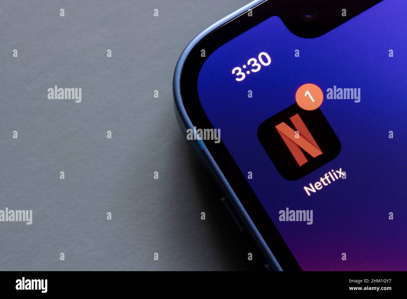Das Netflix-App-Symbol wird auf dem Bildschirm eines iPhone angezeigt. Stockfoto