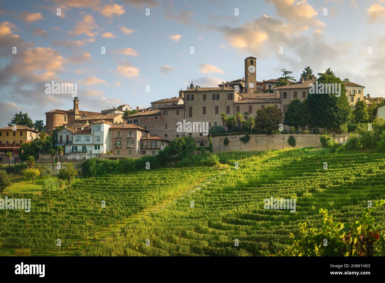 Skyline des Dorfes Neive und Weinberge der Langhe, UNESCO-Weltkulturerbe, Piemont, Norditalien, Europa. Stockfoto