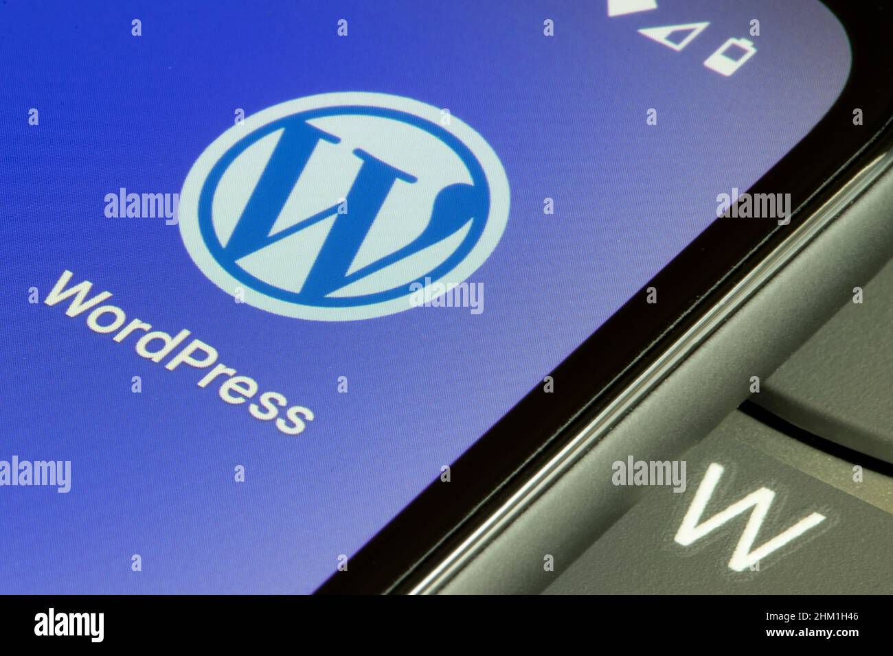 Das WordPress-App-Symbol wird auf dem Bildschirm eines Smartphones angezeigt. Stockfoto