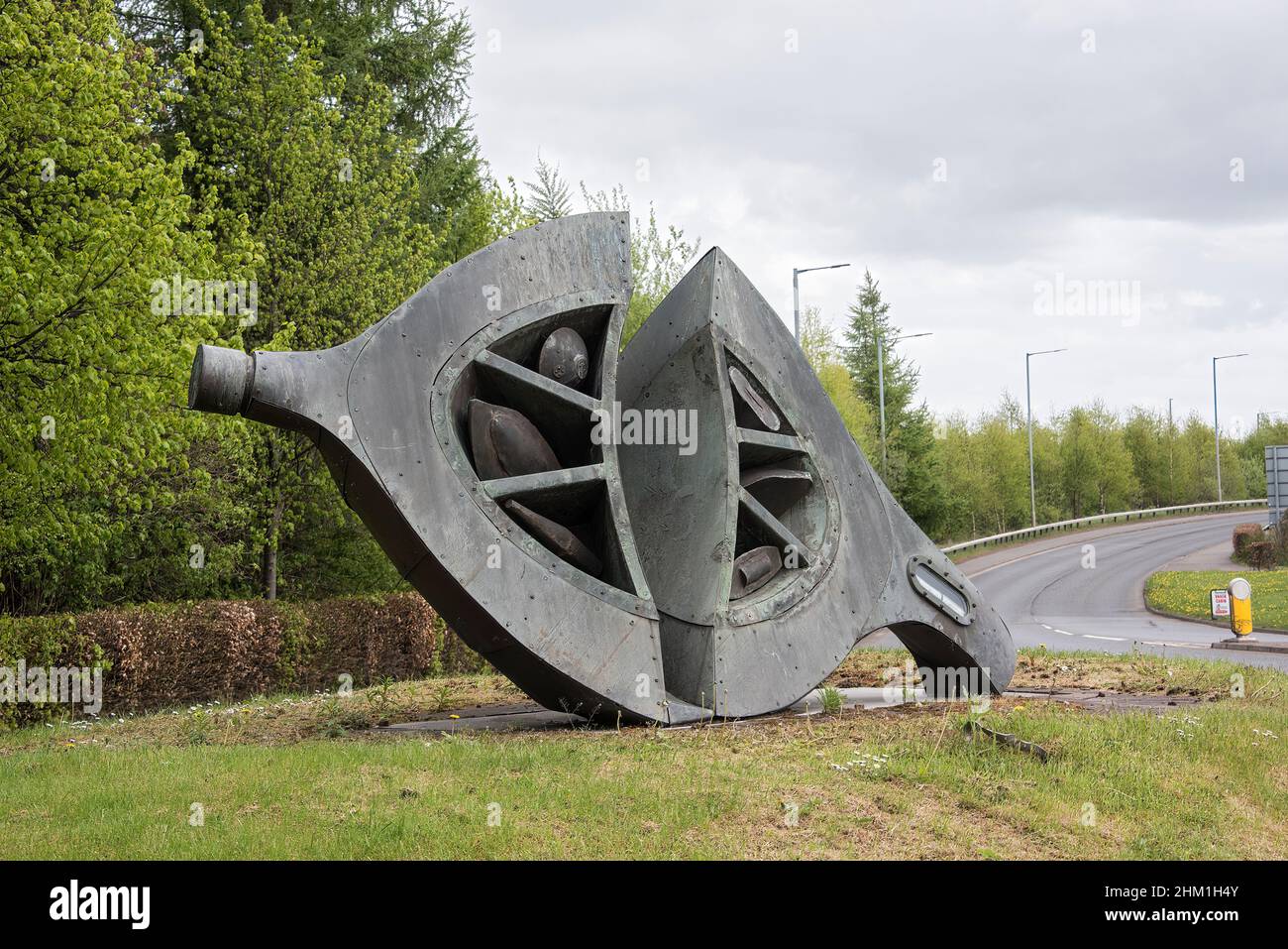 Die Skulptur „Time Vessel“, eine Zeitkapsel, befindet sich am Kreisverkehr in Alloa Clackmannanshire, Schottland Stockfoto