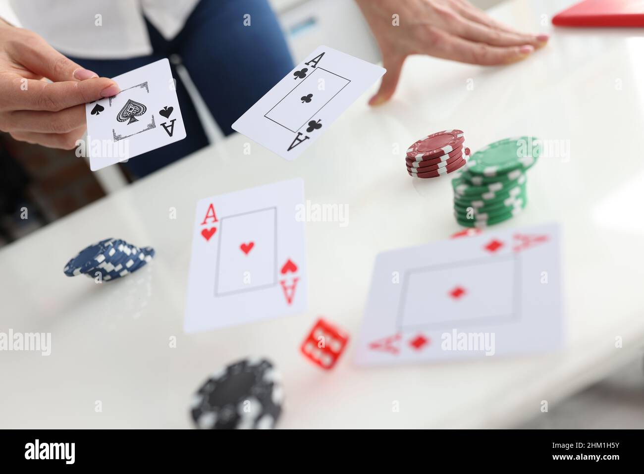 Spielmoment Croupier oder Spieler wirft die Karten auf den Tisch Stockfoto
