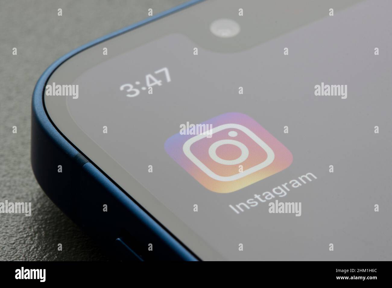 Das Instagram-App-Symbol wird auf dem Bildschirm eines iPhone angezeigt. Stockfoto