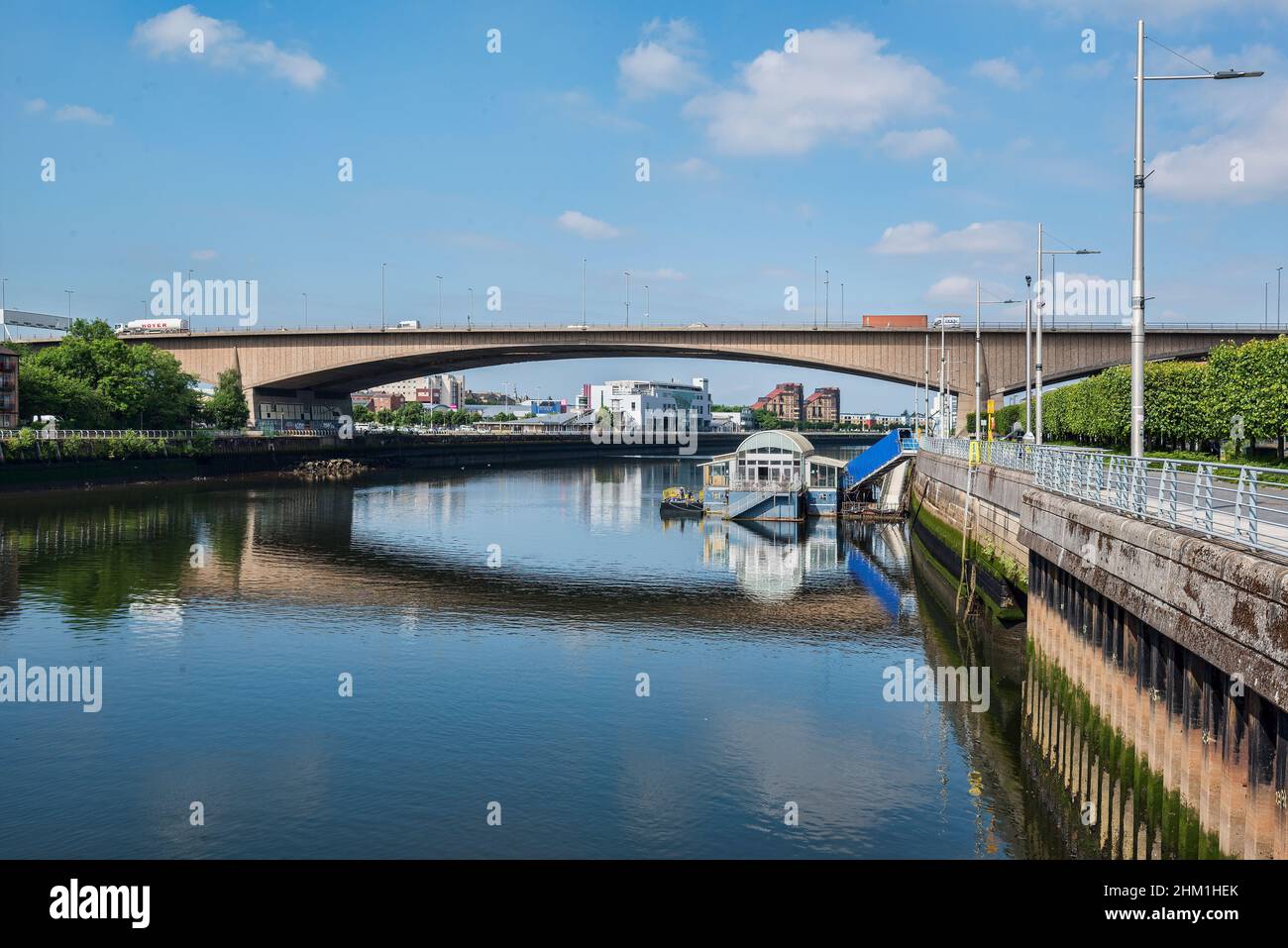 Blick auf den Fluss Clyde in Glasgow mit der Kingston Bridge und dem Veranstaltungsort Ferry. Stockfoto