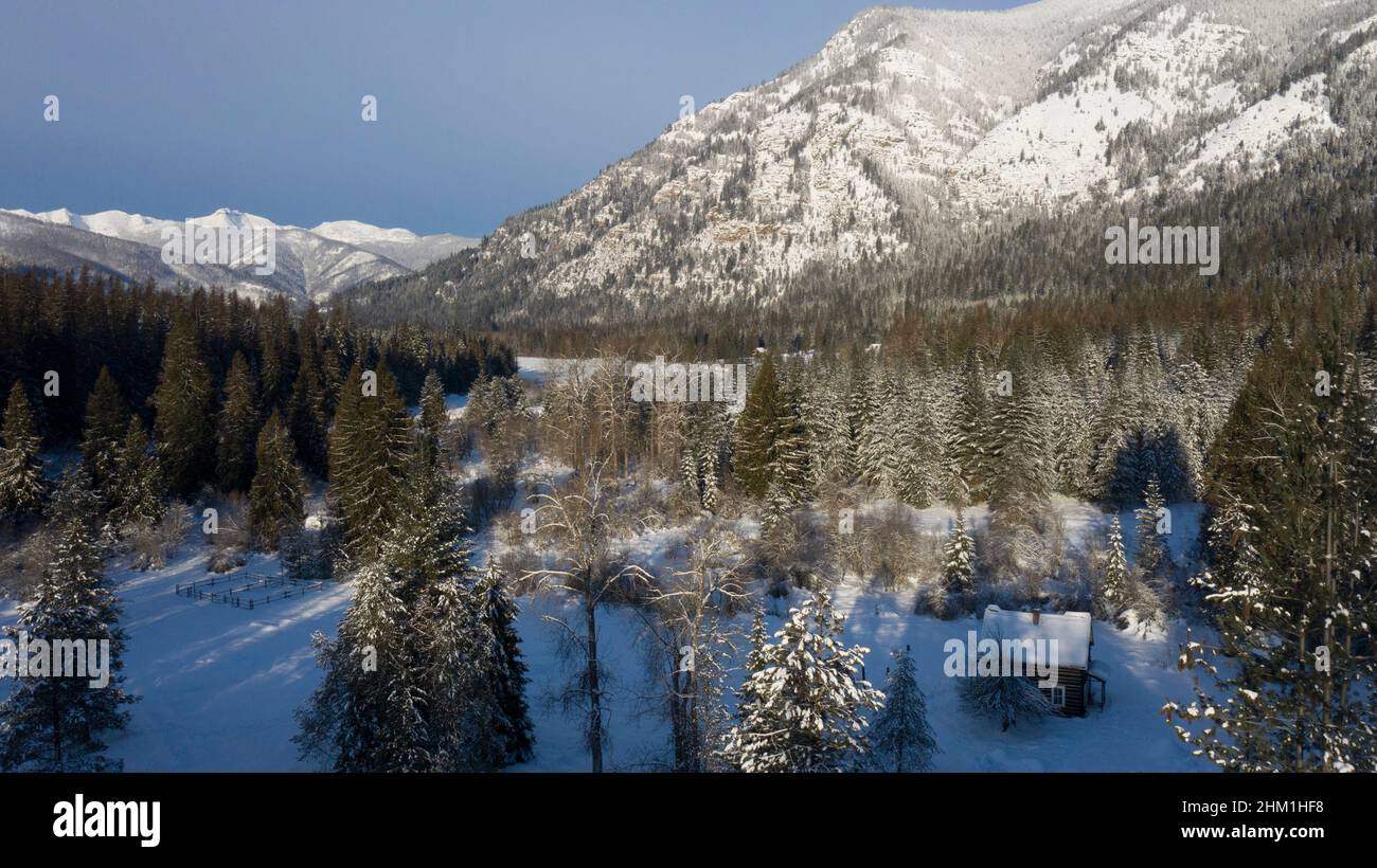 Bull River Valley und die Cabinet Mountains im Winter über der Bull River Guard Station. Nordwesten Von Montana. (Foto von Randy Beacham) Stockfoto