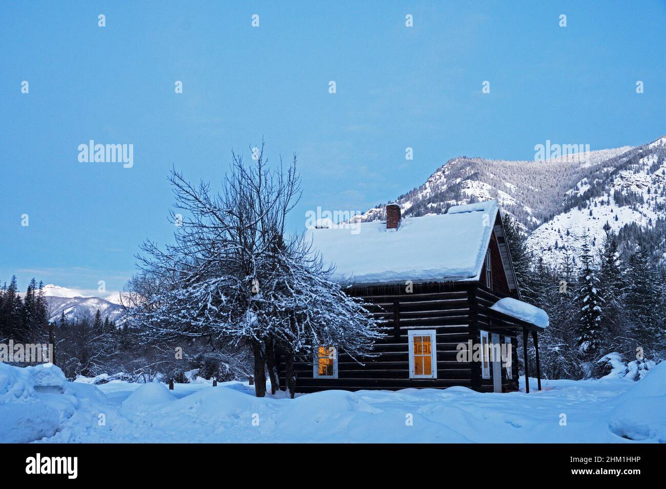 Bull River Guard Station bei Sonnenaufgang im Winter. Kootenai National Forest, nordwestlich von Montana. (Foto von Randy Beacham) Stockfoto